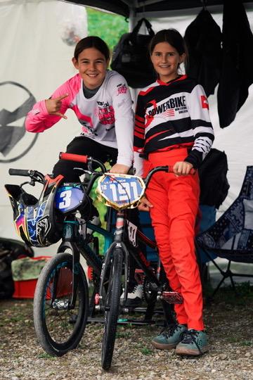 Zwei Kinder mit ihrem BMX-Rad auf dem Gelände